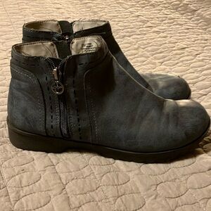 J sport blue bootie size 8 Jambu